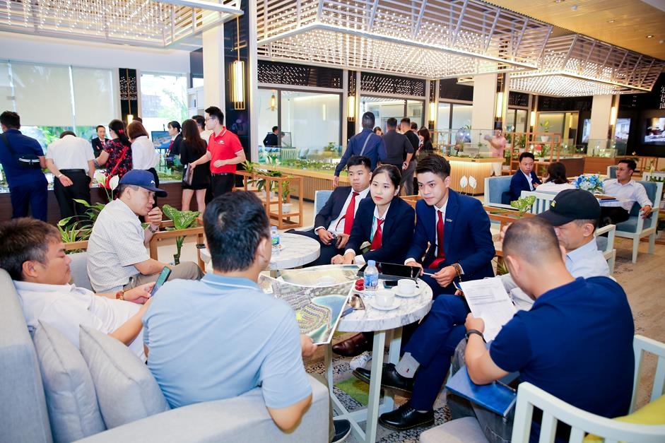 Kh&aacute;ch h&agrave;ng tham quan sa b&agrave;n dự &aacute;n Grand Bay Halong Villas tại Sales Gallery.