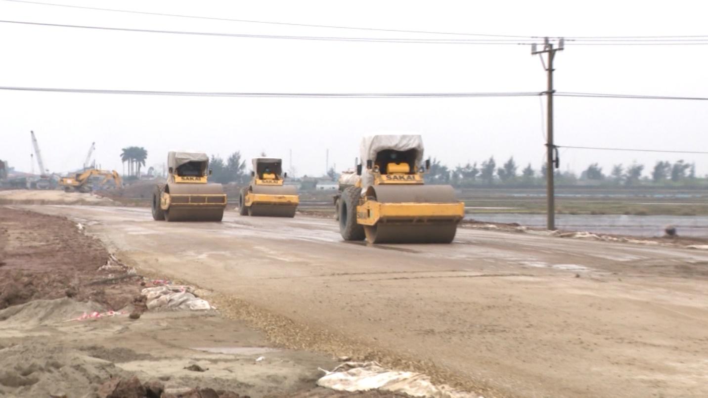 Tuyến đường bộ ven biển đang gấp r&uacute;t thi c&ocirc;ng, sẽ đưa v&agrave;o sử dụng năm 2023.