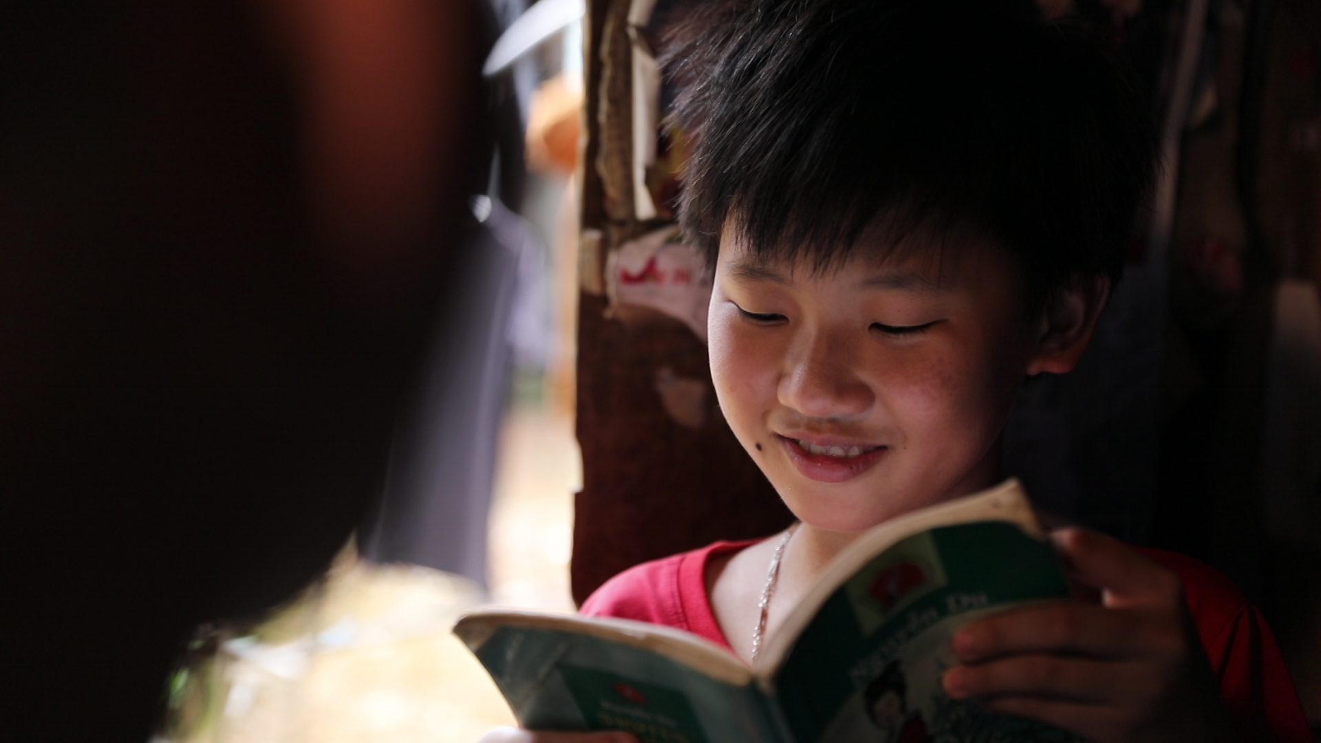 Hành trình ý nghĩa cũng góp phần thắp sáng ước mơ được tiếp tục đến trường của các em nhỏ, trong đó có cả “chiếc lá chưa lành” rất hiếu học và luôn lạc quan - em Trần Đại Phúc (Quảng Bình).