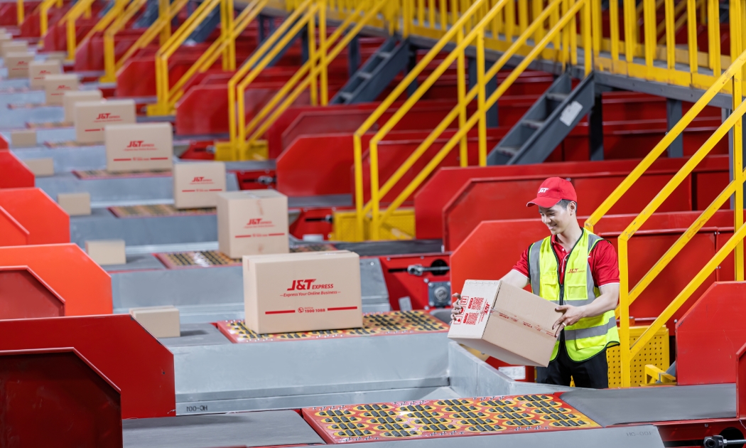 J&T Express áp dụng công nghệ hiện đại như bánh xe chuyển hướng thông minh, hệ thống DWS, hệ thống ma trận phân loại hàng hóa tự động, hệ thống crossbelt 2 tầng... tại trung tâm trung chuyển mới.