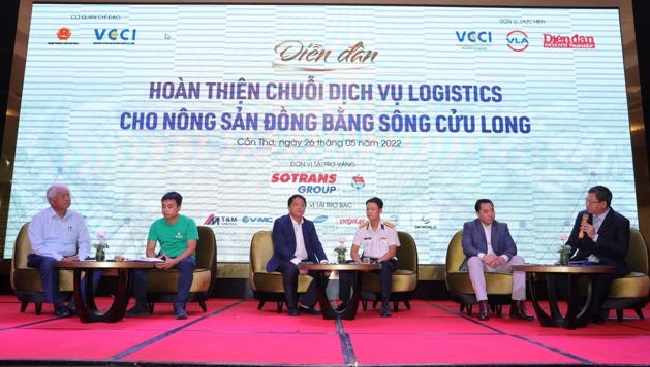 Các diễn giả thảo luận tại diễn đàn.
