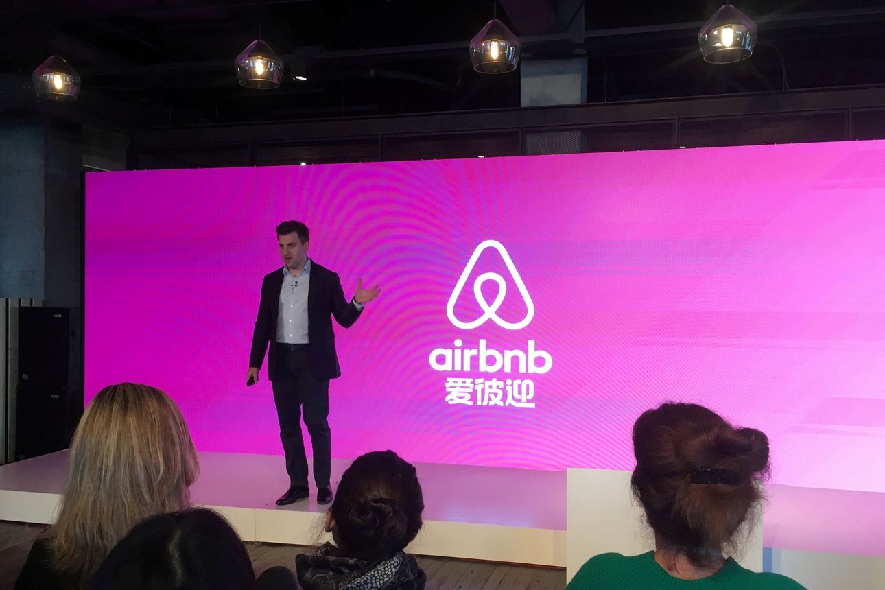 Gi&aacute;m đốc điều h&agrave;nh Airbnb Brian Chesky tại một sự kiện ở Thượng Hải năm 2017.