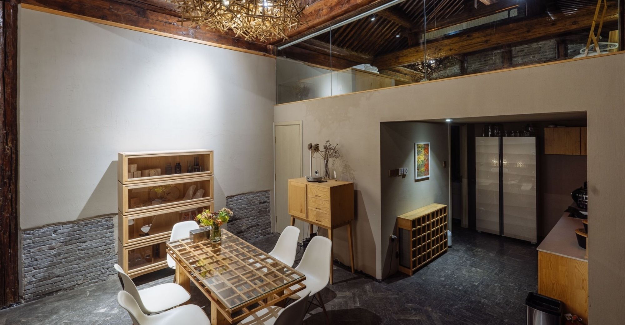 Tại Trung Quốc,&nbsp;Airbnb gặp phải sự cạnh tranh khốc liệt của c&aacute;c đối thủ nội địa như nền tảng chia sẻ chỗ ở Xiaozhou hay Meituan Homestay.