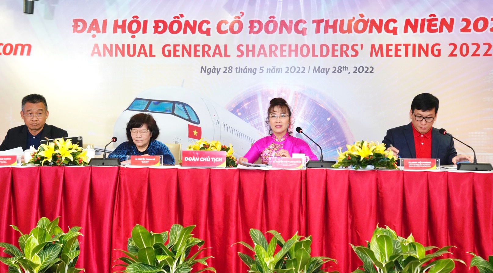 Đoàn chủ tịch tại Đại hội đồng cổ đông Vietjet diễn ra sàng 28/5 (ảnh: N.Q).