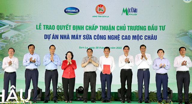Thủ tướng trao quyết định Dự án Tổ hợp Thiên đường sữa Mộc Châu. 