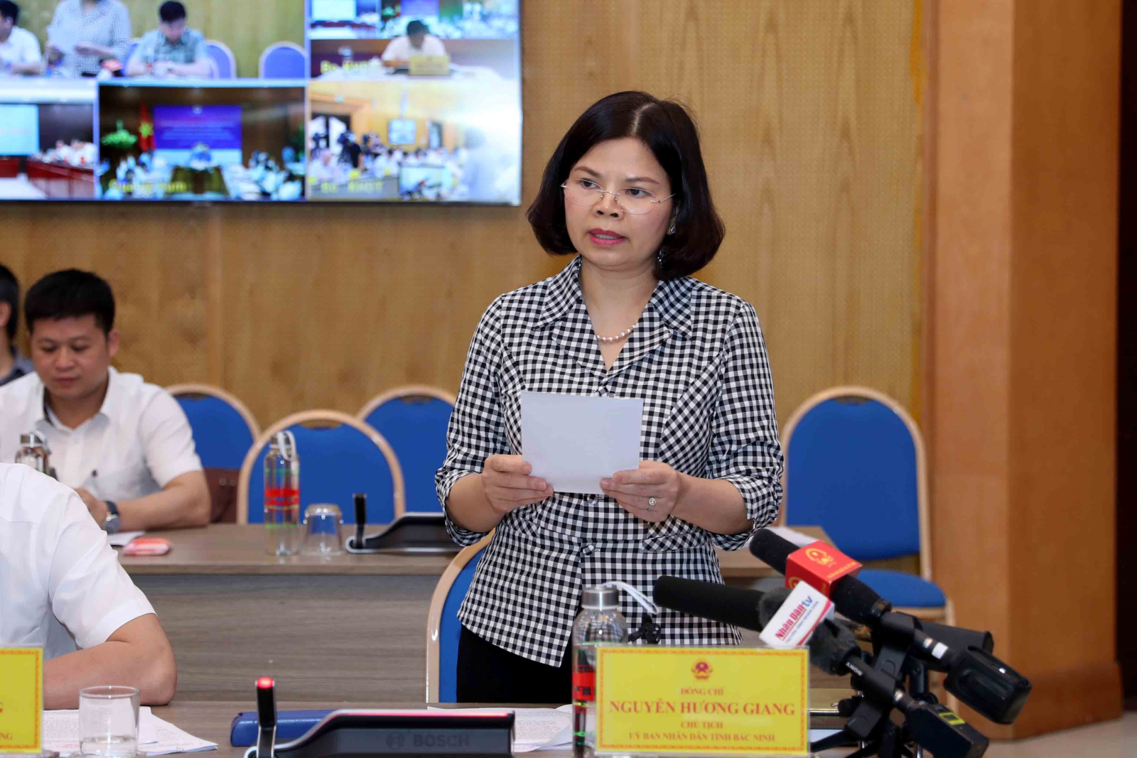 Bà Nguyễn Hương Giang, Chủ tịch UBND tỉnh Bắc Ninh nêu kiến nghị tại cuộc họp.