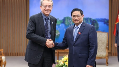 PM suggests Intel furthers investment