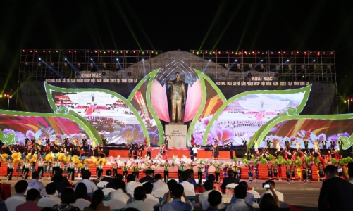 Festival trái cây rộn rã những vòng xòe Tây Bắc