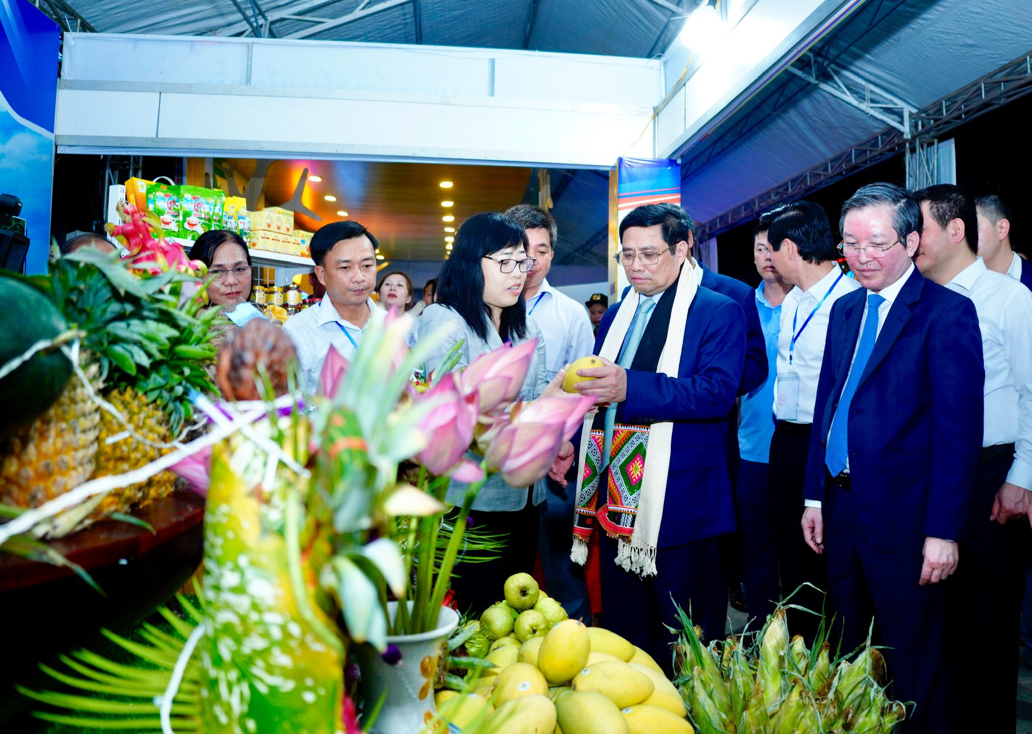 Thủ tướng Phạm Minh Chính tham quan các gian hàng trái cây.
