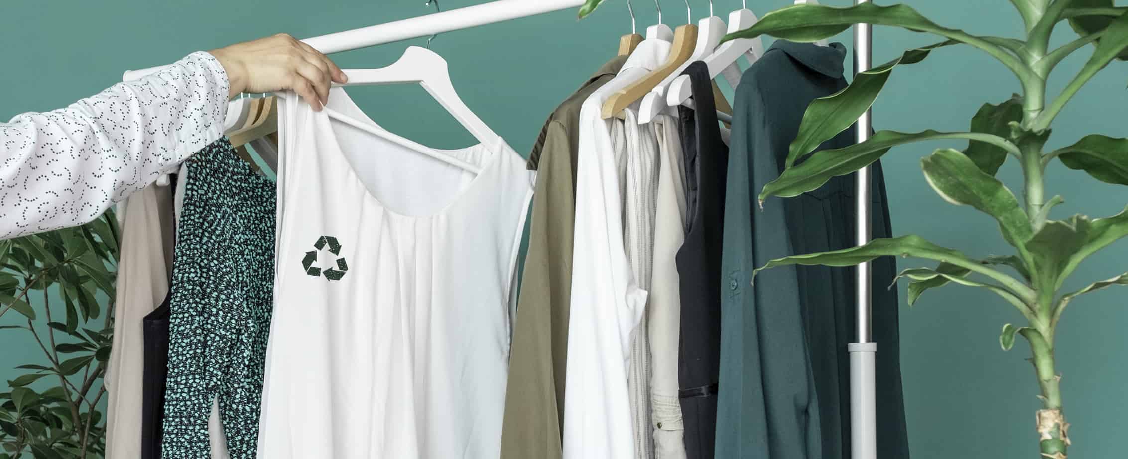 Các thương hiệu thời trang đua nhau cho ra mắt những bộ sưu tập làm từ vật liệu tái chế hoặc sử dụng những nguyên liệu có nguồn gốc từ thiên nhiên.