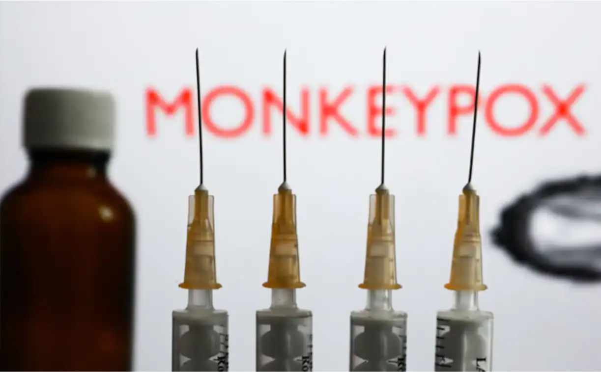 WHO cho rằng virus này không nguy hiểm như Covid-19 vì đã được biết đến trước đó, sẵn có của vaccine và phương pháp điều trị.
