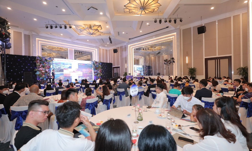 Sự kiện mở bán phân khu The Island với chủ đề “Summer Symphony” thu hút hàng trăm khách hàng tham dự.