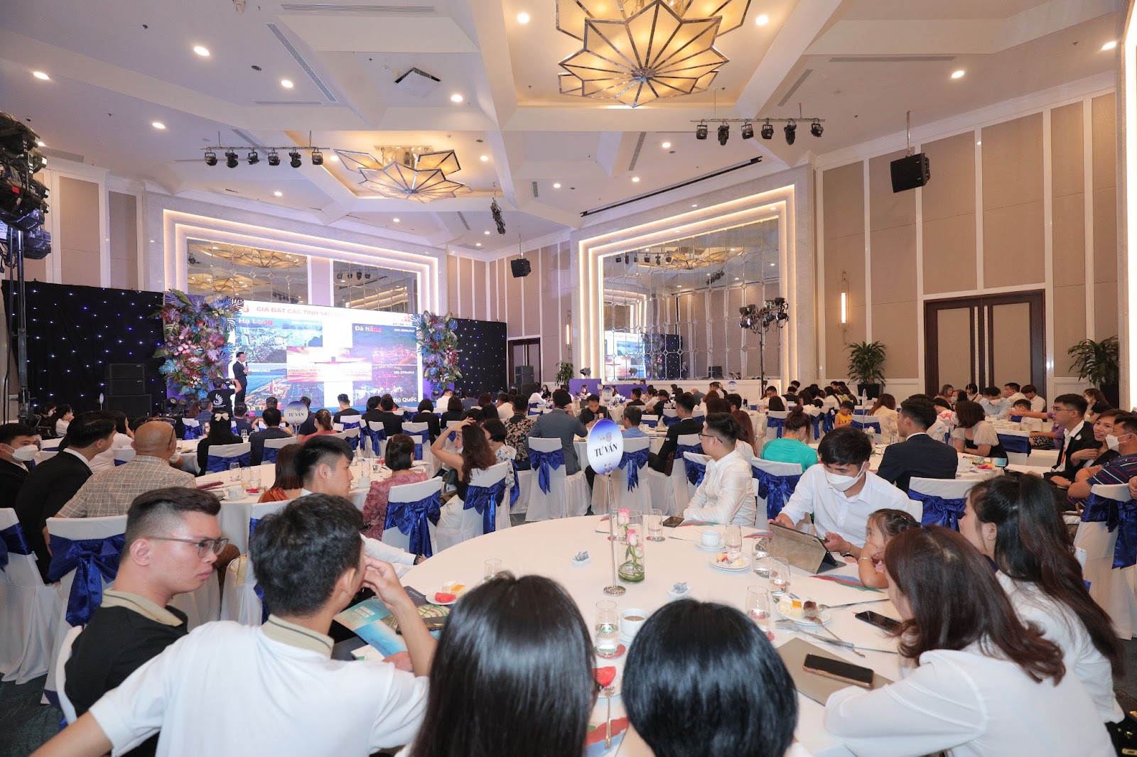 Sự kiện mở bán phân khu The Island với chủ đề “Summer Symphony” thu hút hàng trăm khách hàng tham dự.