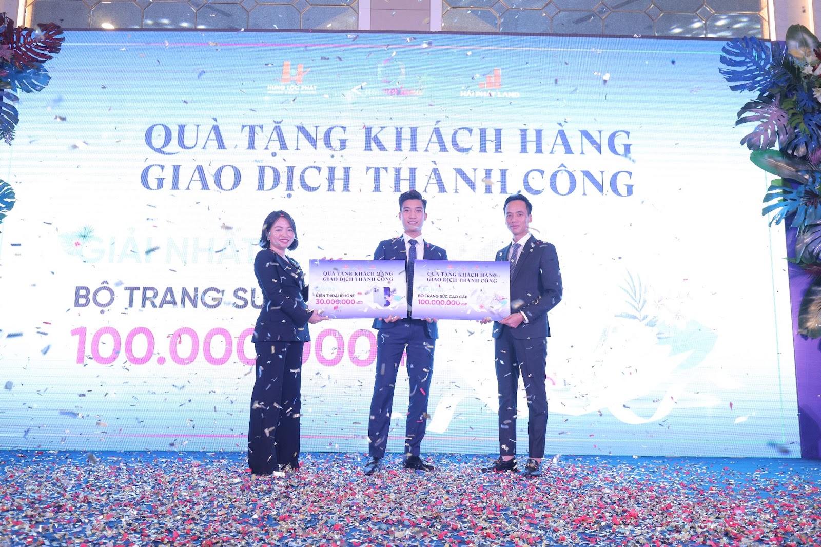 Hàng loạt giải thưởng hấp dẫn đã tìm thấy chủ nhân sở hữu tại lễ mở bán.