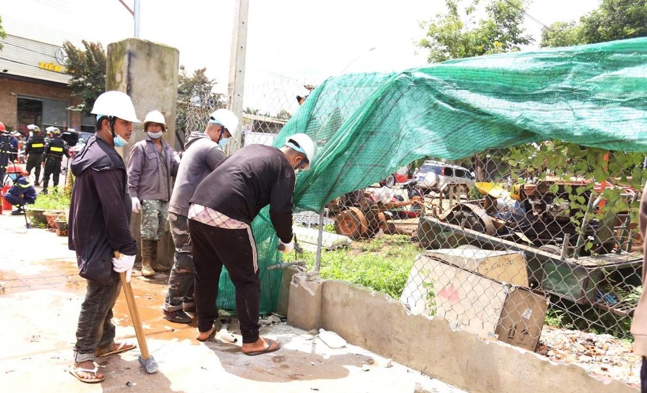 Hỗ trợ người dân tháo dỡ công trình xây sai phép.