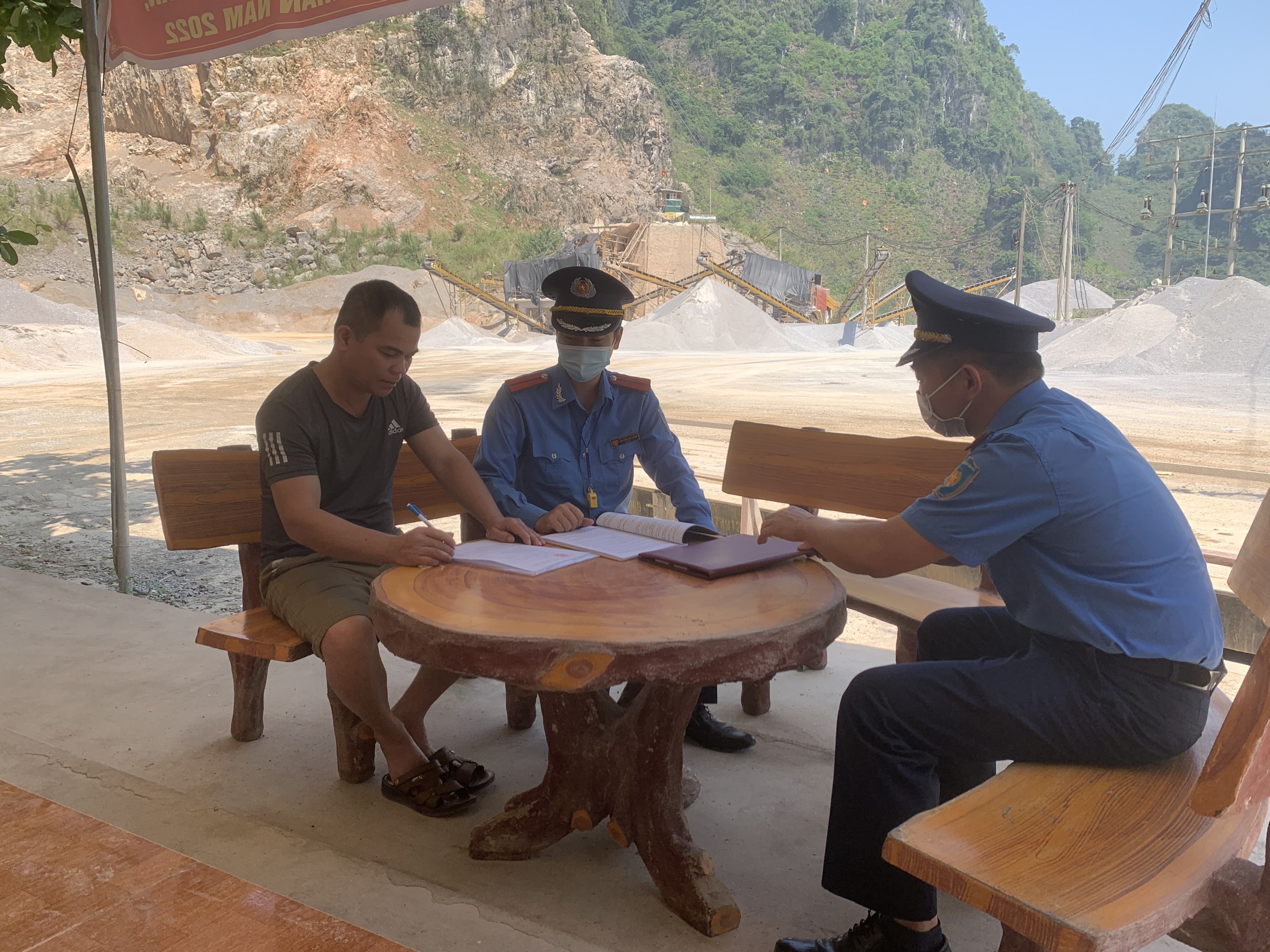 Thanh tra giao thông vận tải tuyên truyền, ký cam kết với chủ doanh nghiệp khai thác vật liệu xây dựng từ đầu nguồn, giải quyết tận gốc tình trạng chở hàng quá tải trọng.
