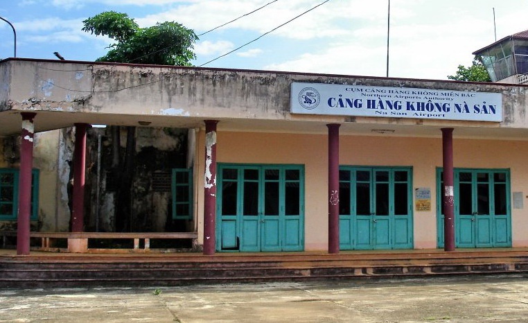 Năm 2004, sân bay Nà Sản tiếp tục đóng cửa do đường cất hạ cánh xuống cấp, không đảm bảo tiêu chuẩn khai thác.