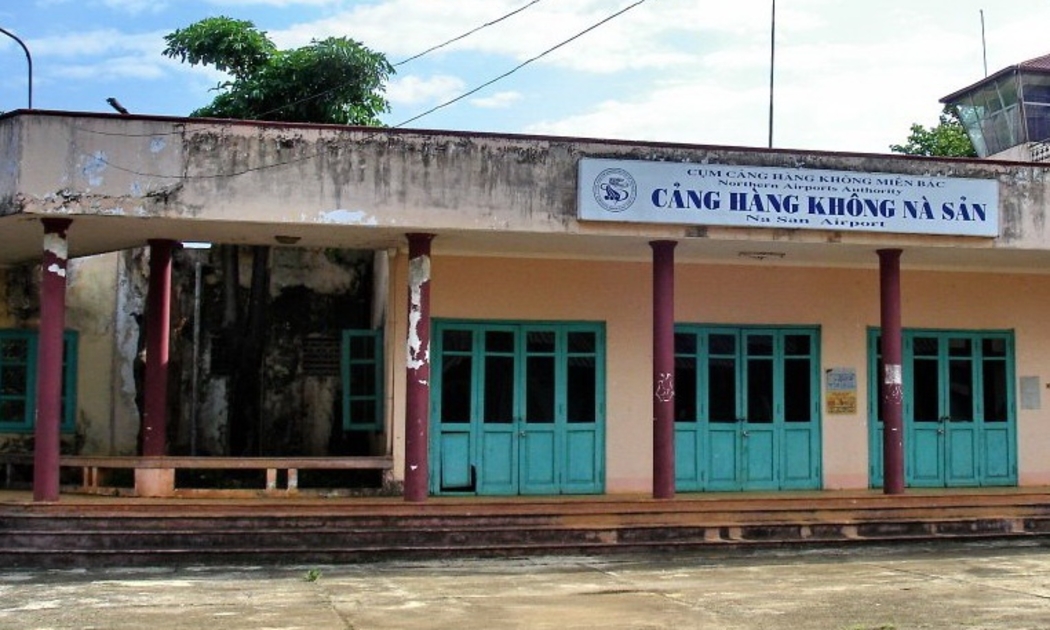 Năm 2004, sân bay Nà Sản tiếp tục đóng cửa do đường cất hạ cánh xuống cấp, không đảm bảo tiêu chuẩn khai thác.