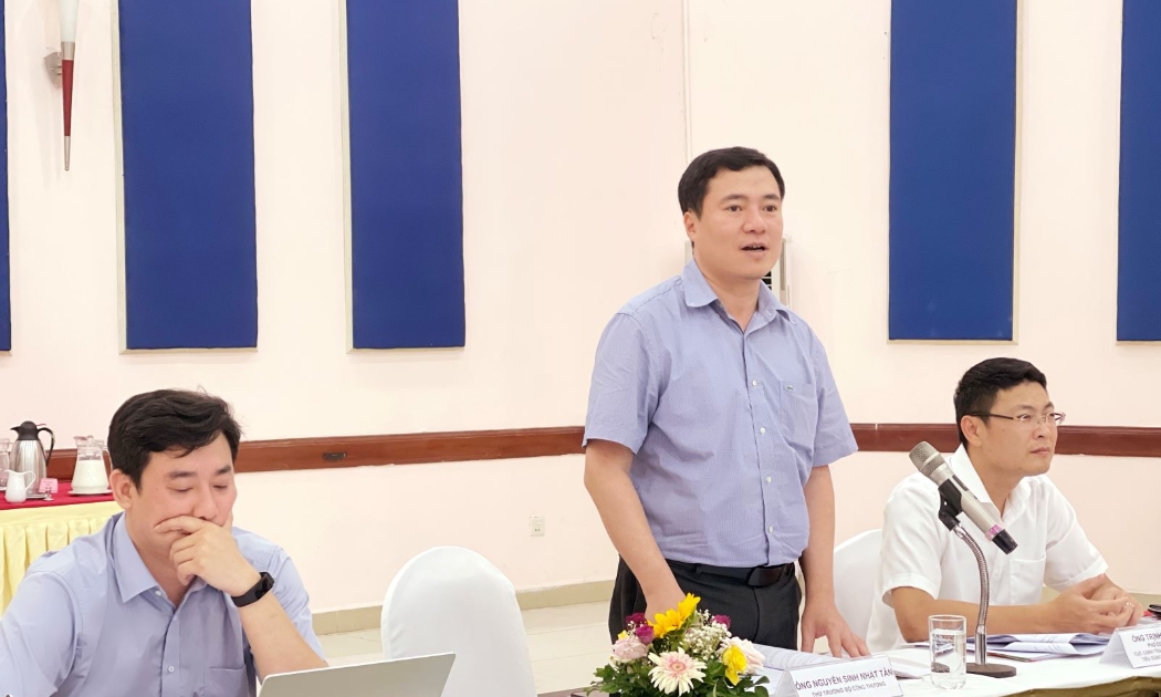 Thứ trưởng Bộ Công Thương Nguyễn Sinh Nhật Tân tại cuộc họp