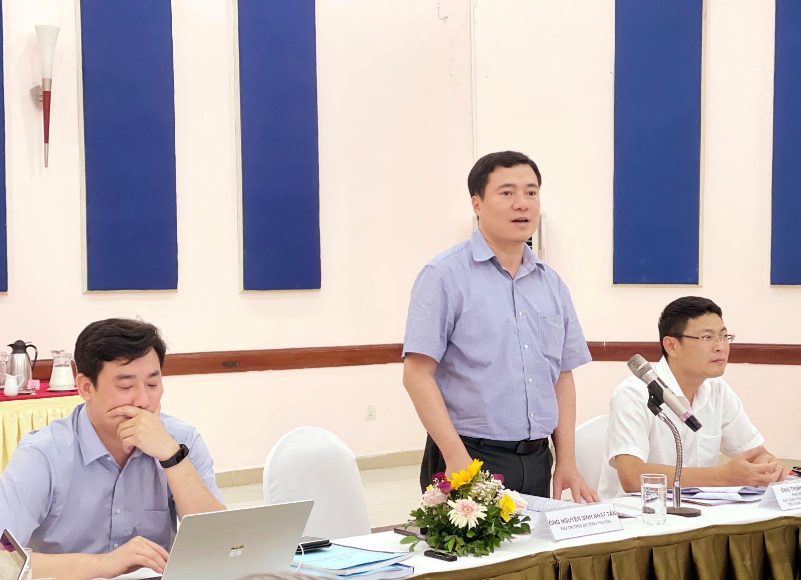 Thứ trưởng Bộ Công Thương Nguyễn Sinh Nhật Tân tại cuộc họp