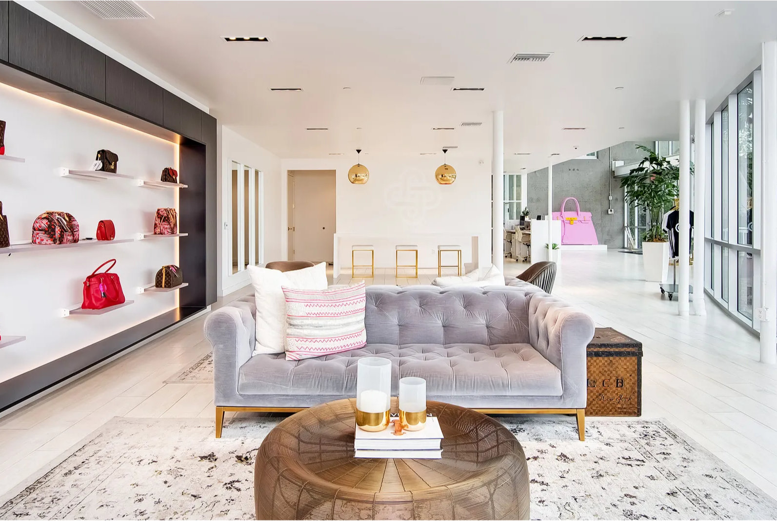 B&ecirc;n trong showroom mới khai trương tại Manhattan của&nbsp;Fashionphile.