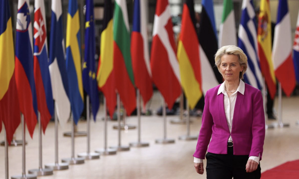 Chủ tịch EC Ursula von der Leyen tại hội nghị thượng đỉnh EU ở Brussels ngày 30/5 - Ảnh: Reuters.