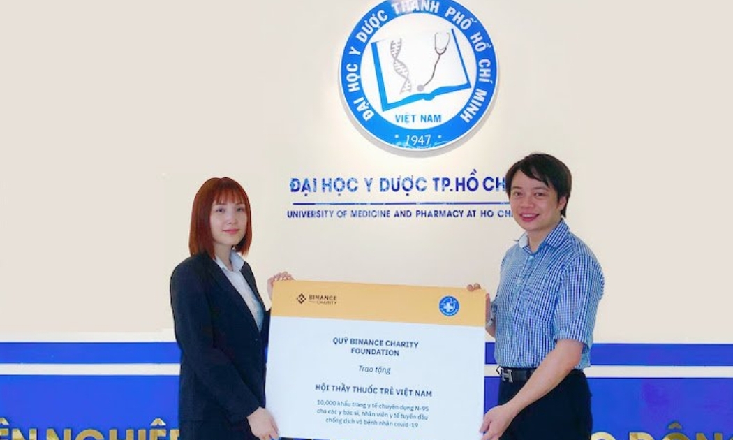 Bà Lynn Hoàng - Đại diện quỹ Binance Charity tại Việt Nam trao tặng 10.000 khẩu trang N-95 cho ông Nguyễn Hữu Tú - Phó Chủ tịch thường trực kiêm Tổng thư ký Hội Thầy thuốc trẻ Việt Nam.
