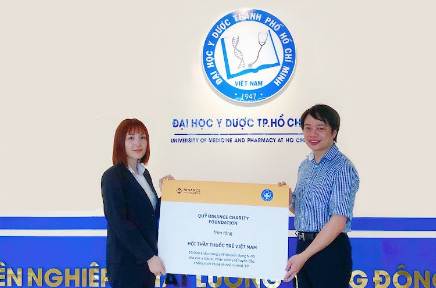 Bà Lynn Hoàng - Đại diện quỹ Binance Charity tại Việt Nam trao tặng 10.000 khẩu trang N-95 cho ông Nguyễn Hữu Tú - Phó Chủ tịch thường trực kiêm Tổng thư ký Hội Thầy thuốc trẻ Việt Nam.