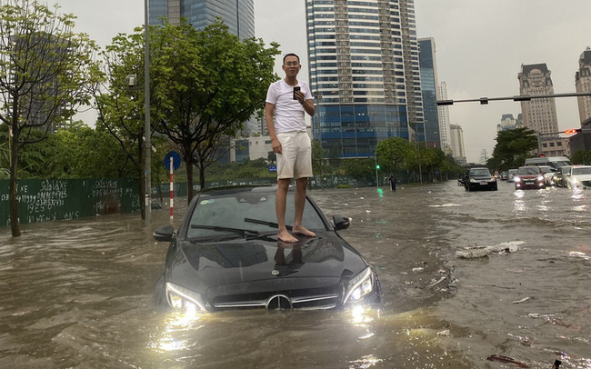 Phương tiện bị mắc kẹt giữa tuyến đường Dương Đình Nghệ, Hà Nội trong cơn mưa lớn chiều 29/5