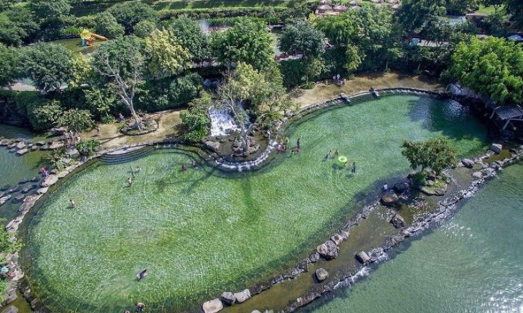 Xã Bình Châu, huyện Xuyên Mộc, tỉnh Bà Rịa - Vũng Tàu nổi tiếng với suối khoáng nóng Bình Châu, được định hướng dành cho du lịch nghỉ dưỡng biển, cách TP.HCM khoảng 100km.