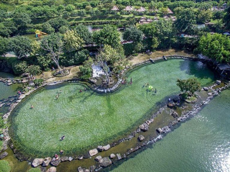 Xã Bình Châu, huyện Xuyên Mộc, tỉnh Bà Rịa - Vũng Tàu nổi tiếng với suối khoáng nóng Bình Châu, được định hướng dành cho du lịch nghỉ dưỡng biển, cách TP.HCM khoảng 100km.