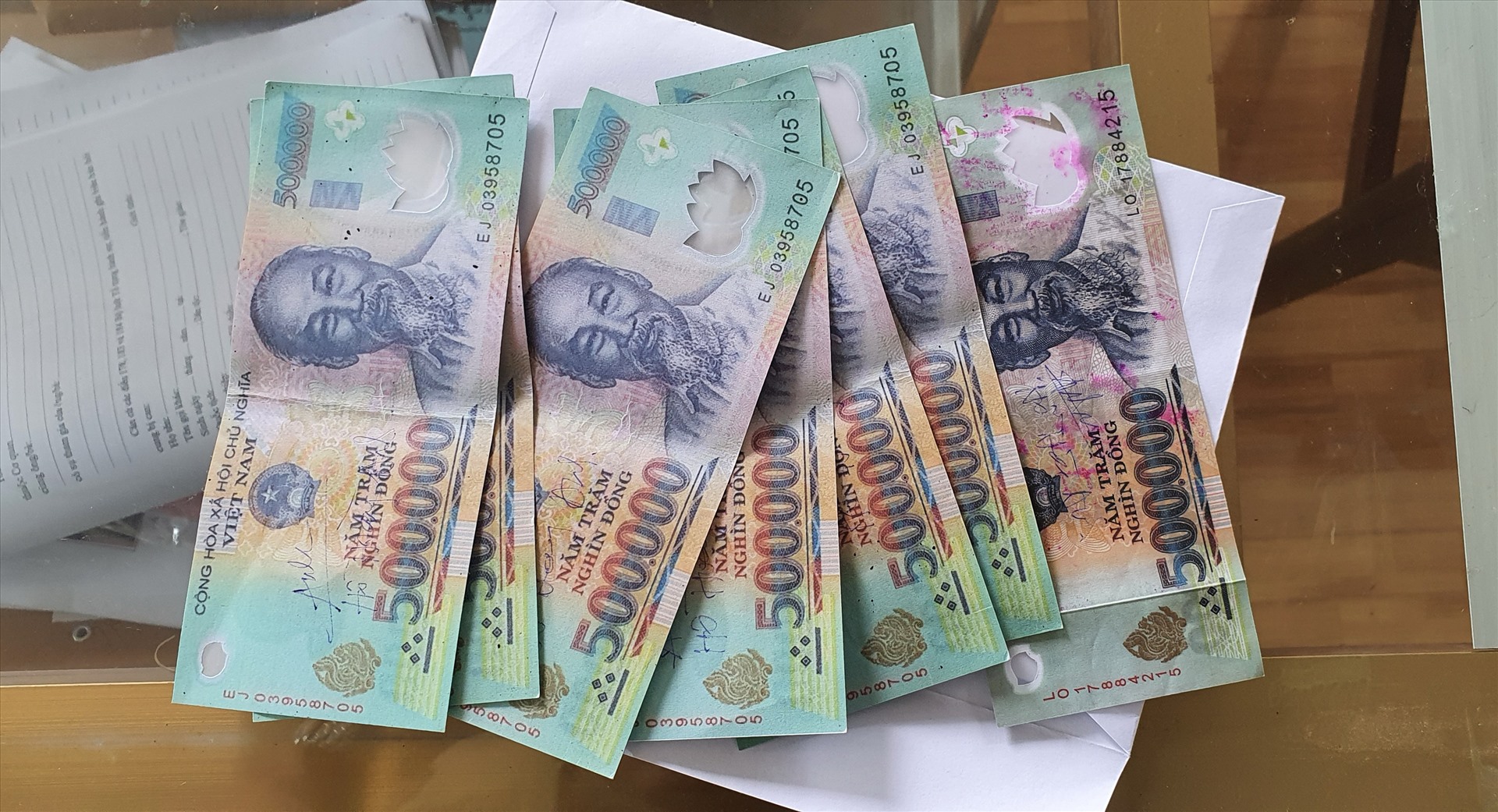 Tiền giả được cơ quan công an thu giữ trong một vụ án