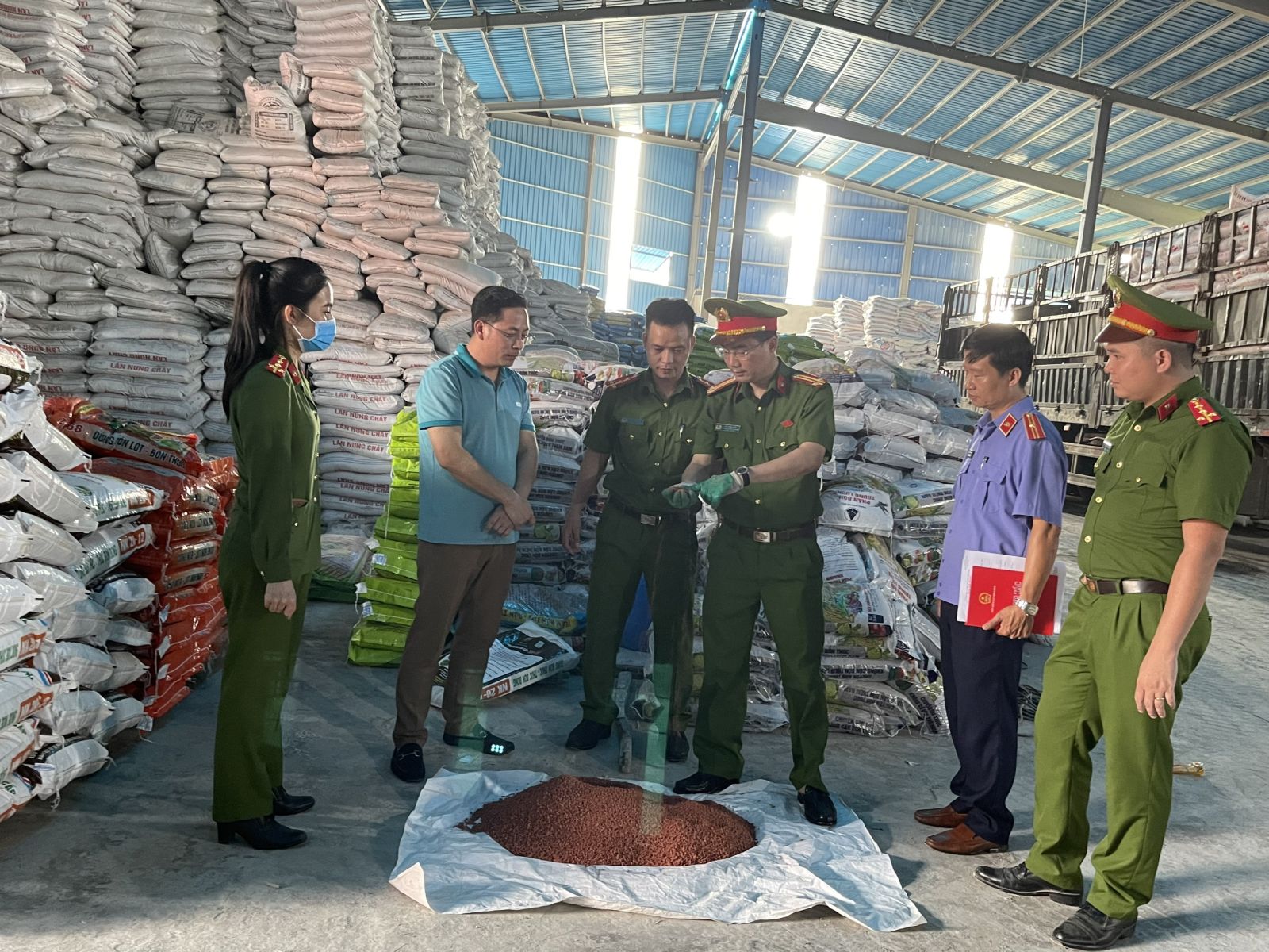 Lực lượng chức năng kiểm tra chất lượng phân bón tại Công ty Cổ phần Sản xuất và Thương mại tổng hợp Cường Phát.