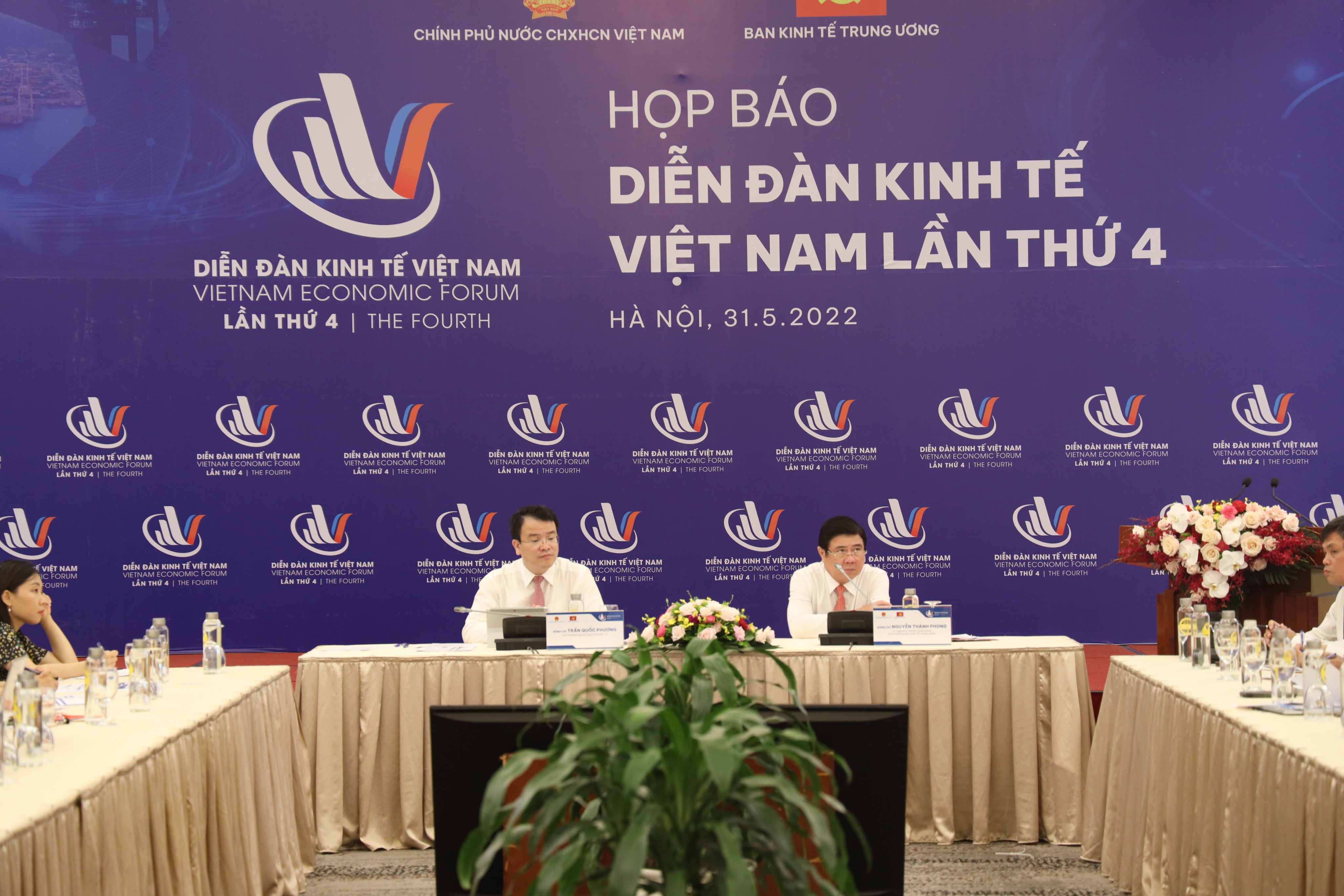 Toàn cảnh buổi họp báo.