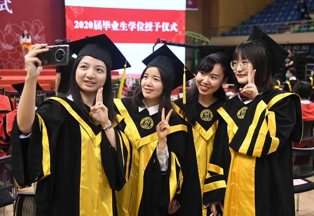 Sinh viên tốt nghiệp tại Đại học Nhân dân Trung Quốc ở Bắc Kinh vào mùa hè năm 2021 - Ảnh: Xinhua/Zuma Press