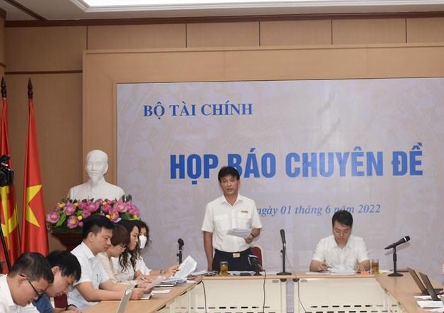 Ph&oacute; Tổng cục trưởng Tổng cục Thuế Đặng Ngọc Minh trao đổi tại buổi họp b&aacute;o.