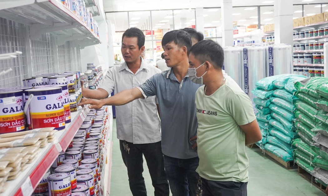 Nhộn nhịp mua sắm trong ngày diễn ra ưu đãi tại Hệ thống siêu thị Hoa Sen Home.