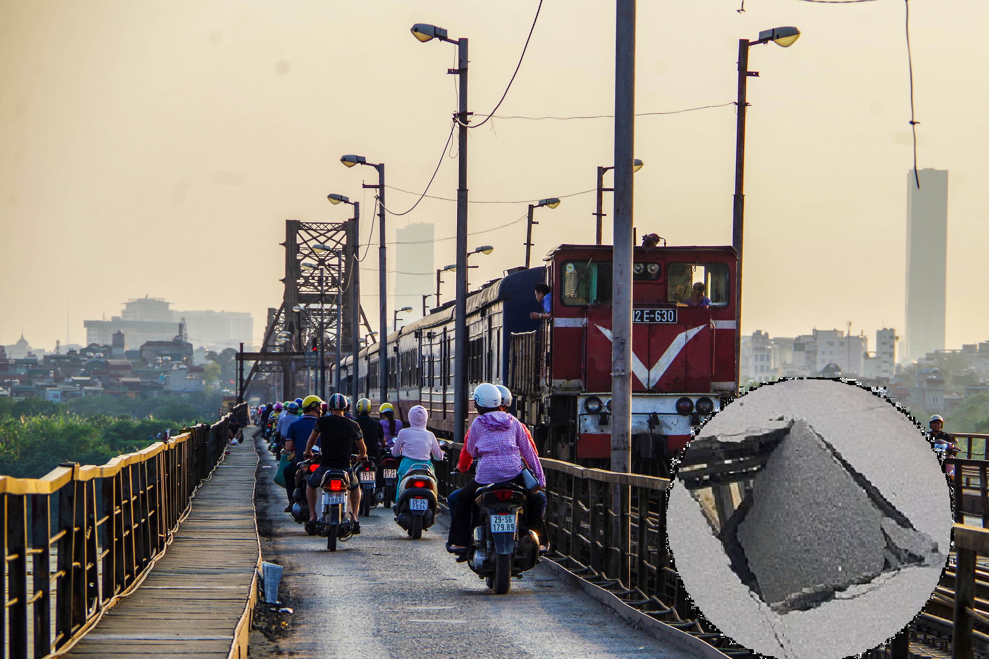 Mặt cầu liên tiếp xuất hiện lỗ thủng lớn chỉ trong vòng 1 tháng gây nguy hiểm cho người dân khi lưu thông qua cầu.