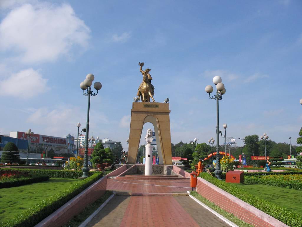 Tượng bán than liệt nữ Quách Thị Trang bên cạnh tượng đài Trần Nguyên Hãn.