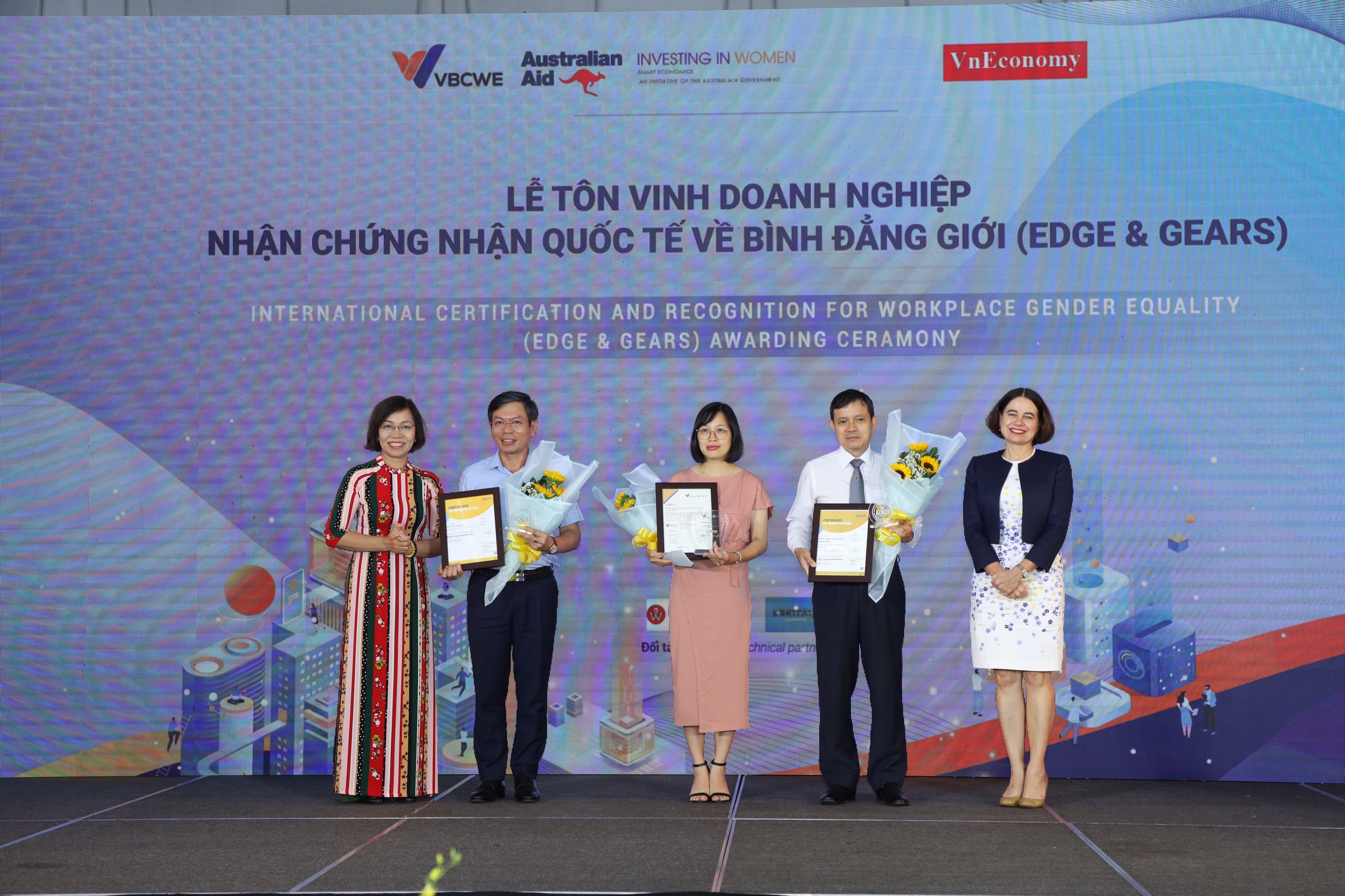 Đại diện c&aacute;c doanh nghiệp nhận chứng nhận quốc tế về b&igrave;nh đẳng giới tại diễn đ&agrave;n. Ảnh - Nguyễn Hương.&nbsp;