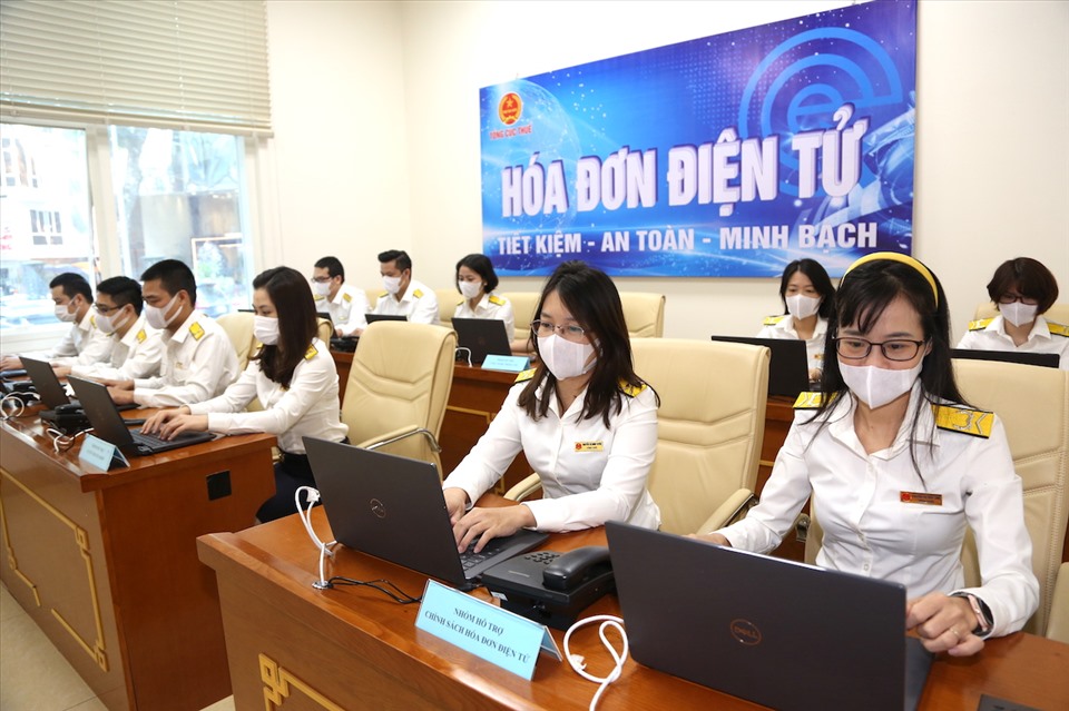 Cán bộ ngành thuế thao tác nghiệp vụ trên hệ thống hóa đơn điện tử.