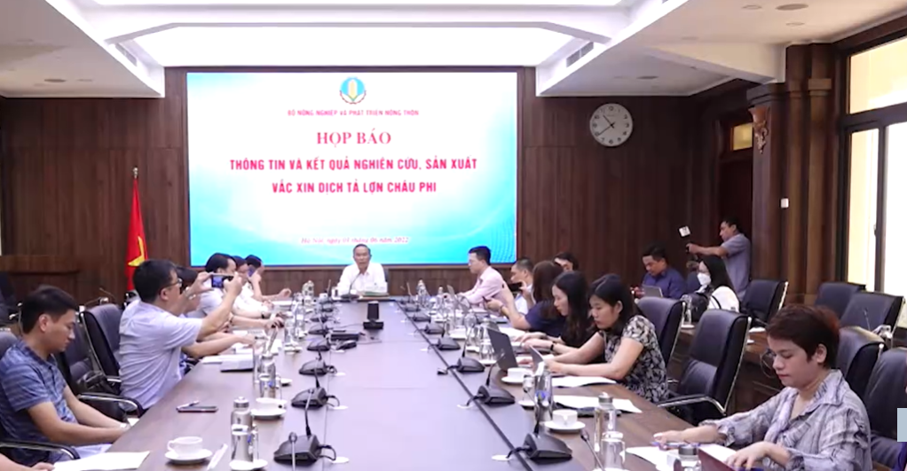 Thứ trưởng Phùng Đức Tiến chủ trì họp báo.