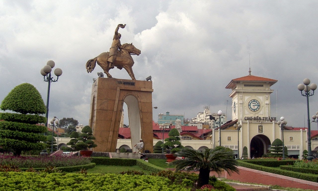 Tượng đài Trần Nguyên Hãn tọa lạc tại công viên phía trước chợ Bến Thành khi chưa di dời.