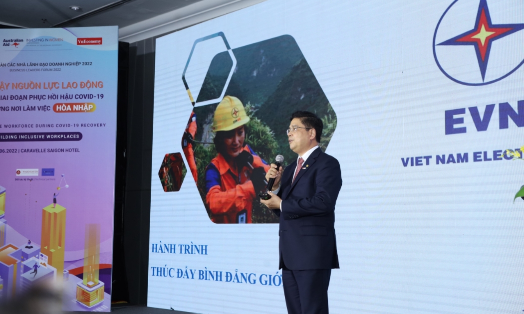 ông Võ Quang Lâm, Phó Tổng Giám đốc, Trưởng ban Vì sự tiến bộ phụ nữ Tập đoàn Điện lực Việt Nam chia sẻ tại diễn đàn. Ảnh - Nguyễn Hương.