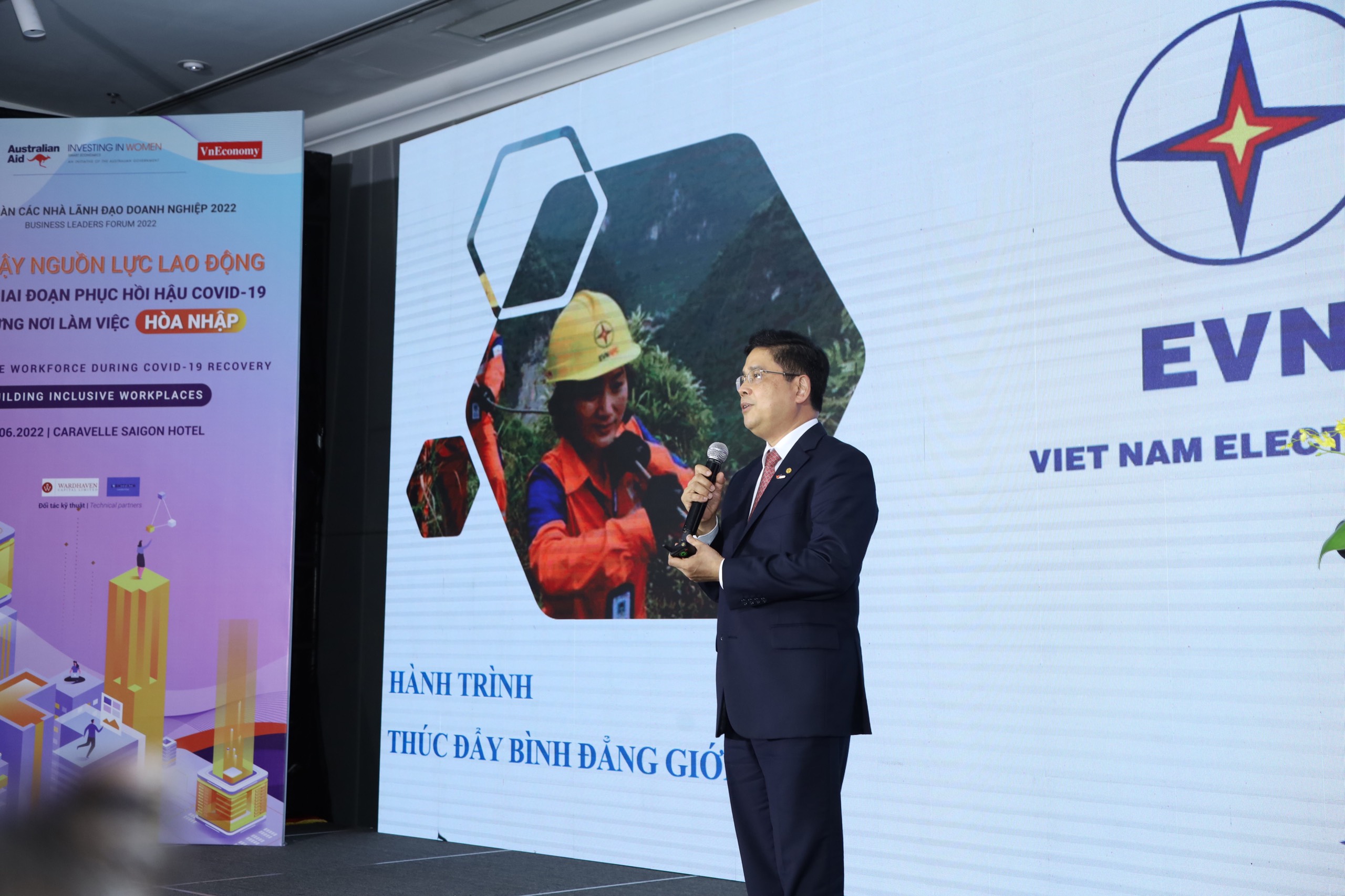 ông Võ Quang Lâm, Phó Tổng Giám đốc, Trưởng ban Vì sự tiến bộ phụ nữ Tập đoàn Điện lực Việt Nam chia sẻ tại diễn đàn. Ảnh - Nguyễn Hương. 