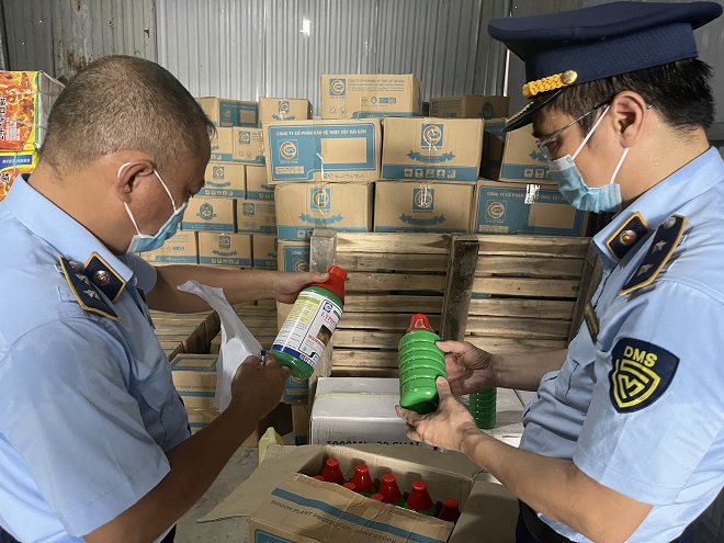 Lực lượng Quản lý thị trường Hà Nội phát hiện cơ sở thuốc bảo vệ thực vật giả với số lượng lớn 