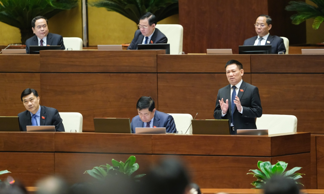 Bộ trưởng Bộ Tài chính Hồ Đức Phớc phát biểu giải trình một số nội dung đại biểu Quốc hội nêu - Ảnh: Quochoi.vn