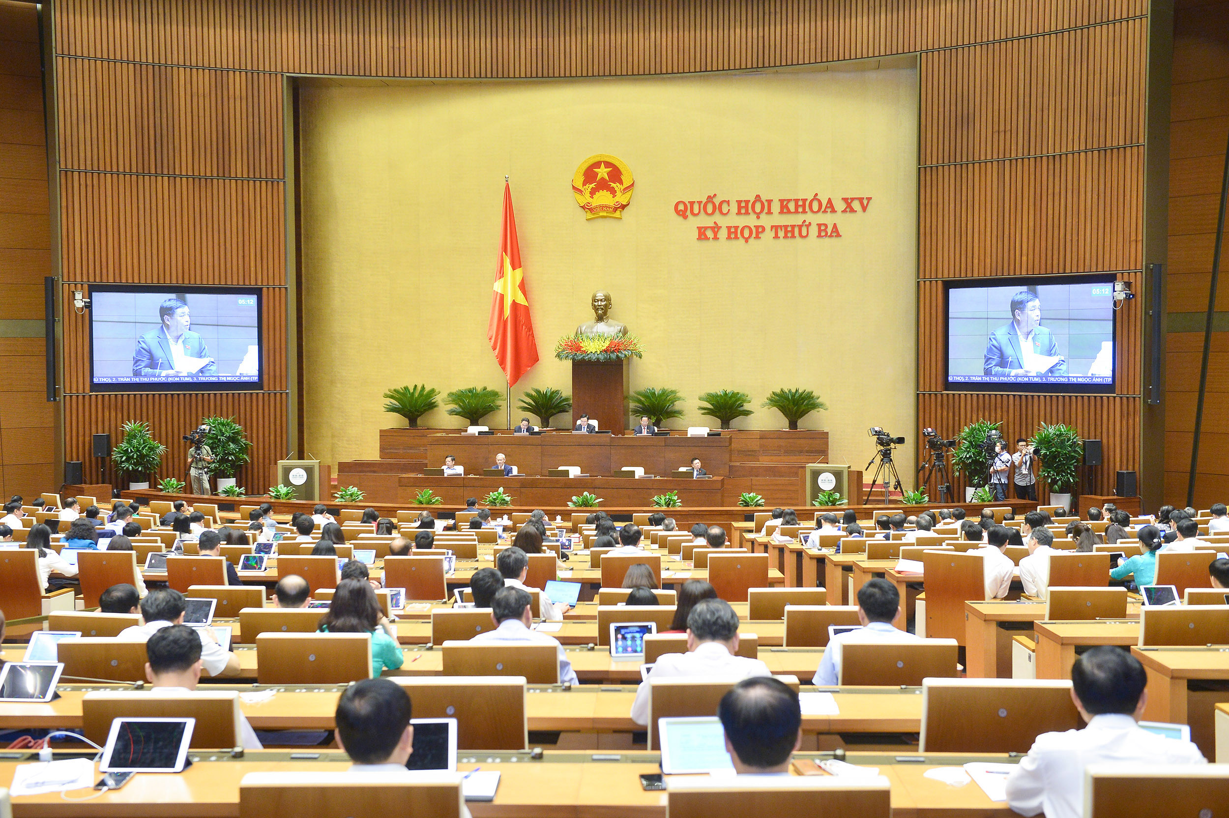 To&agrave;n cảnh phi&ecirc;n thảo luận tại hội trường chiều 2/6 - Ảnh: Quochoi.vn