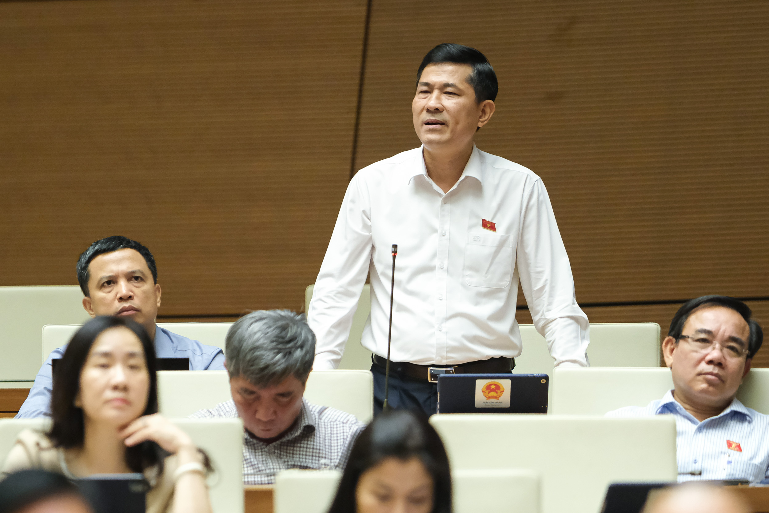 Đại biểu Th&aacute;i Văn Th&agrave;nh ph&aacute;t biểu tại phi&ecirc;n thảo luận- Ảnh: Quochoi.vn