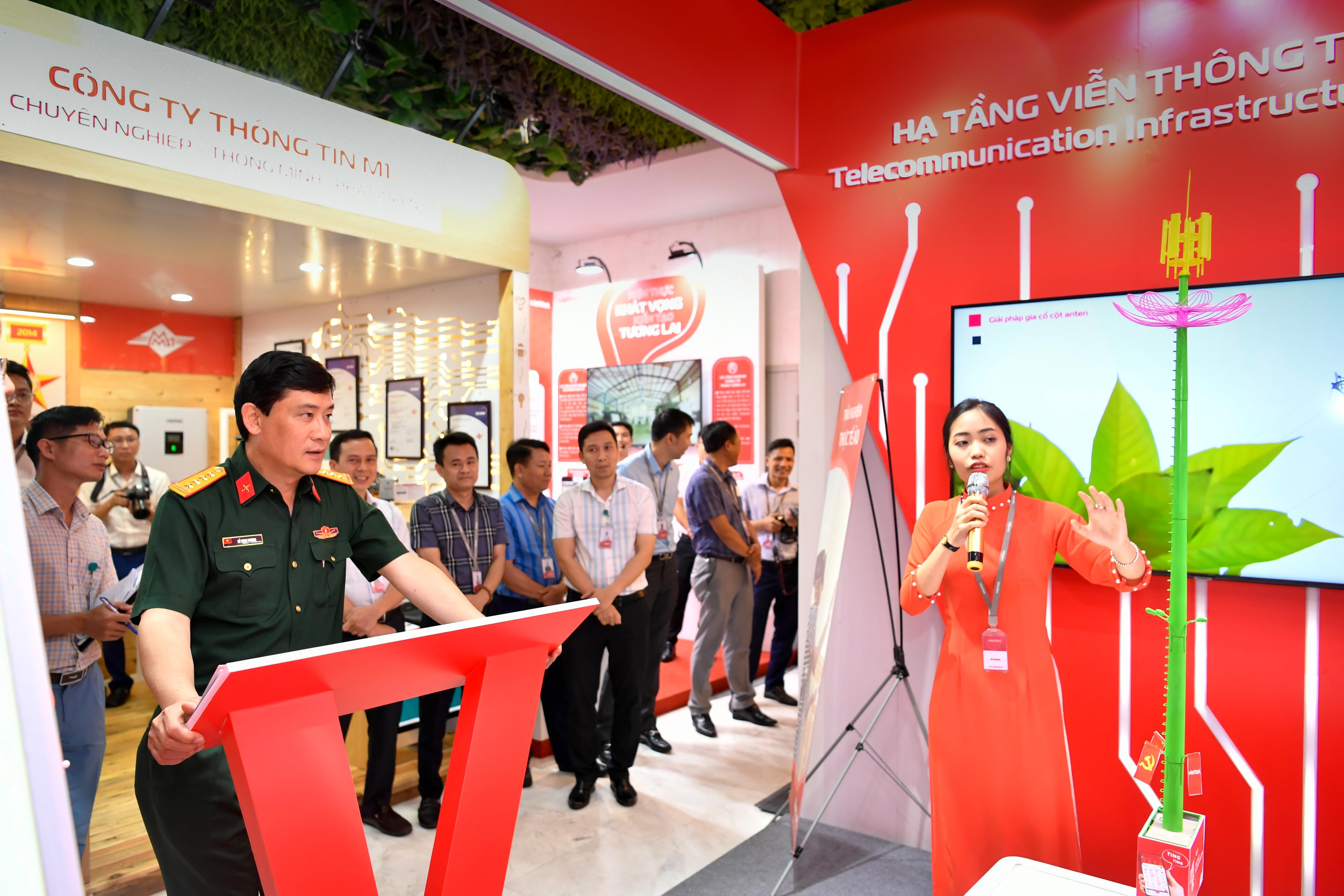 Đại tá Đỗ Minh Phương, Phó Tổng giám đốc Viettel, tham quan triển lãm công nghệ Viettel Diversity tại sự kiên Ngày Sáng tạo Viettel 2022..